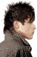 Junger Mann mit vollem Haar